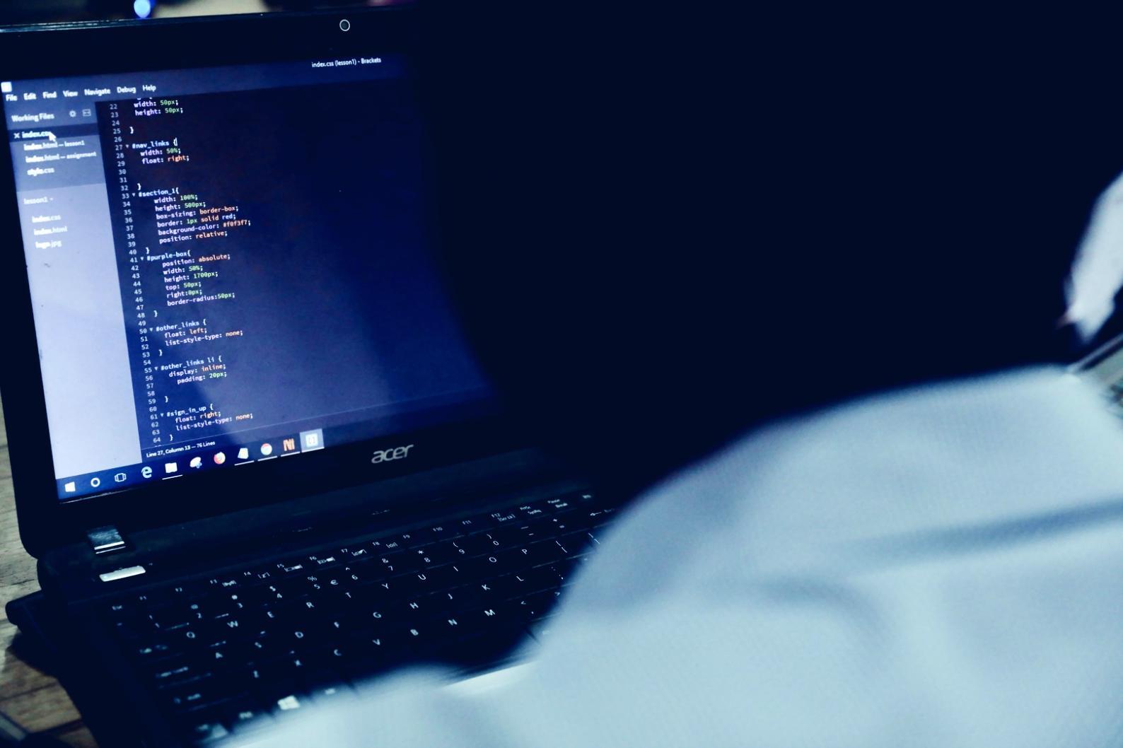 Équipe analysant des modèles financiers sur tableau blanc