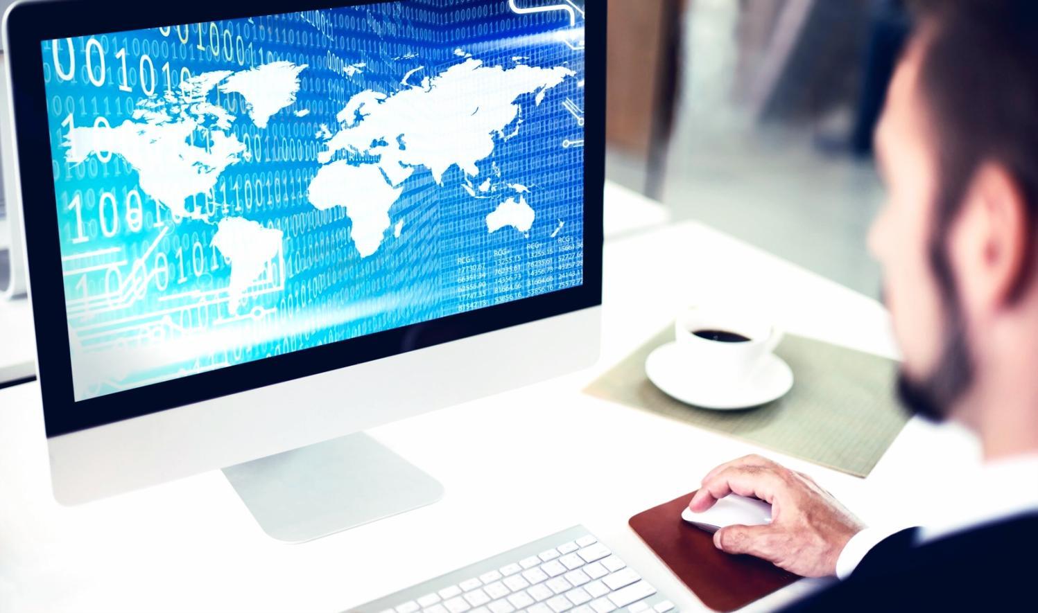 Environnement de travail avec écrans montrant des analyses de modèles financiers et graphiques de validation