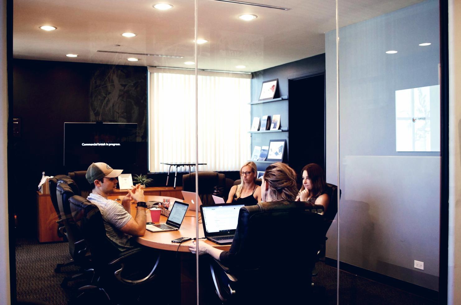 Session de formation pratique avec analyse de données financières sur écran